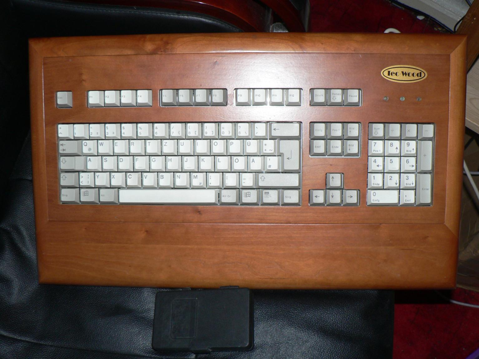 oh lookie a neat keyboard! I wonder what switches it uses?