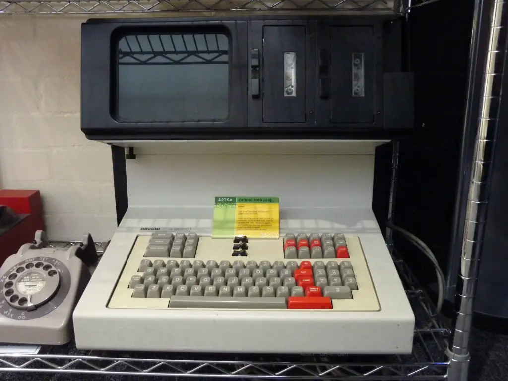 Olivetti_DE523_twin_tape_data_entry_terminal.jpg