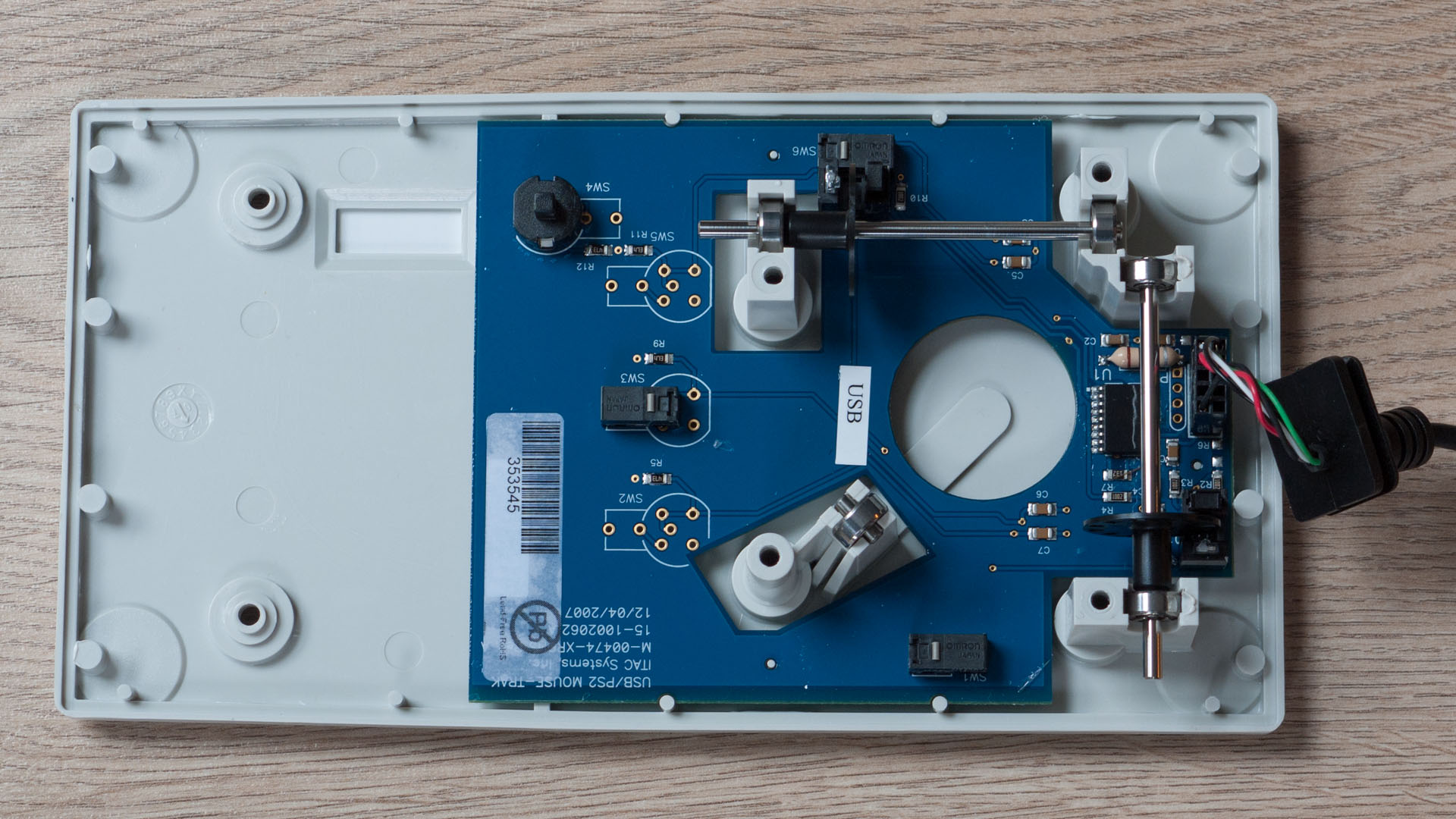 The innards of the ITAC Mouse-Trak Professional Desktop (B-5XUSB-XROHS).