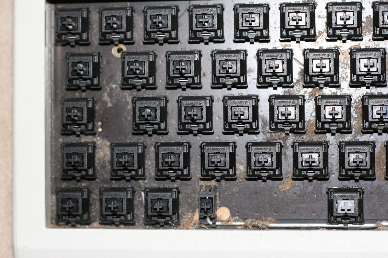 A detailed picture (02) of the dirt on the PCB, before steam cleaning, after vacuuming.