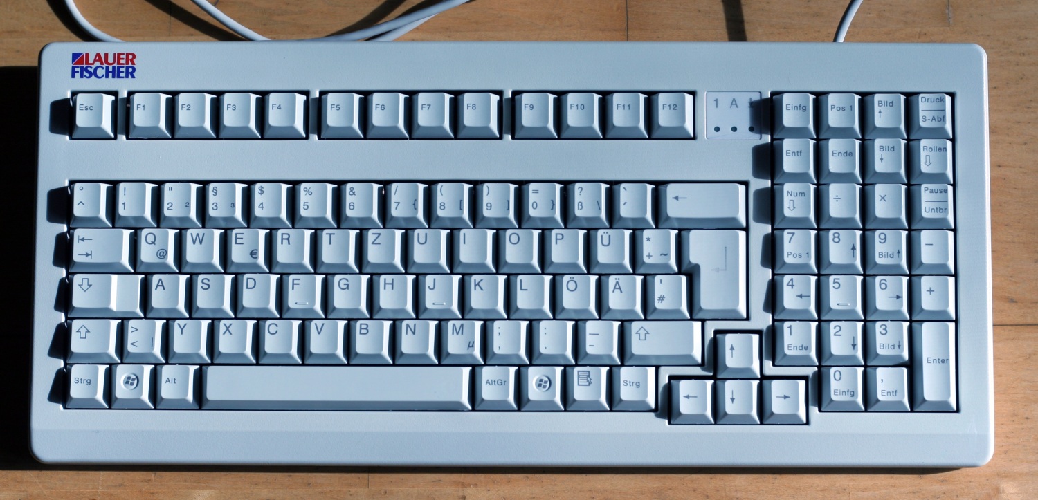 The clean board (top) with the keycaps back on. I got rid off the really nasty stains by a lot of rubbing with petrol, by the way.