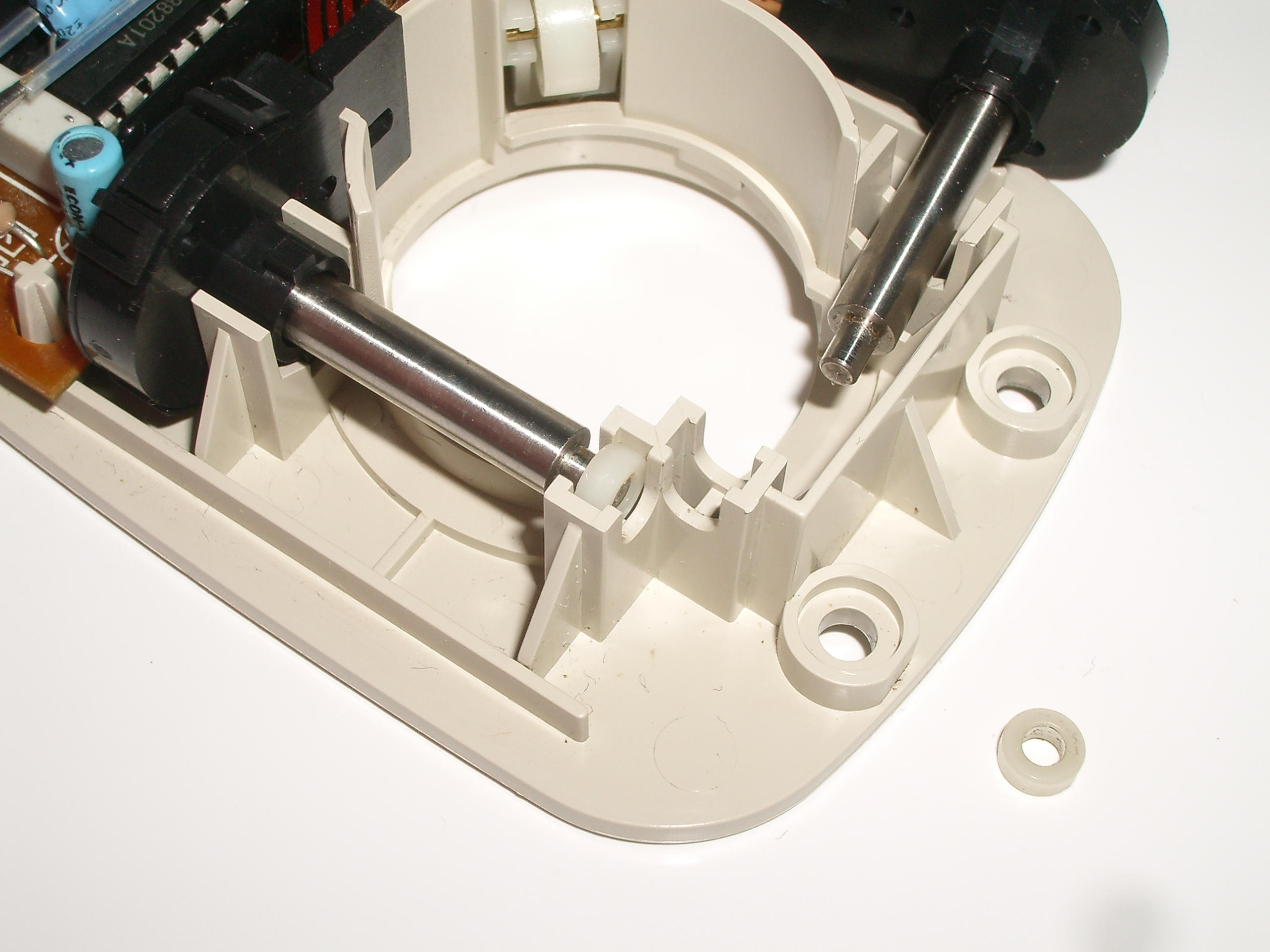 key tronic Professional Series Mouse -- encoder shaft bearings.jpg