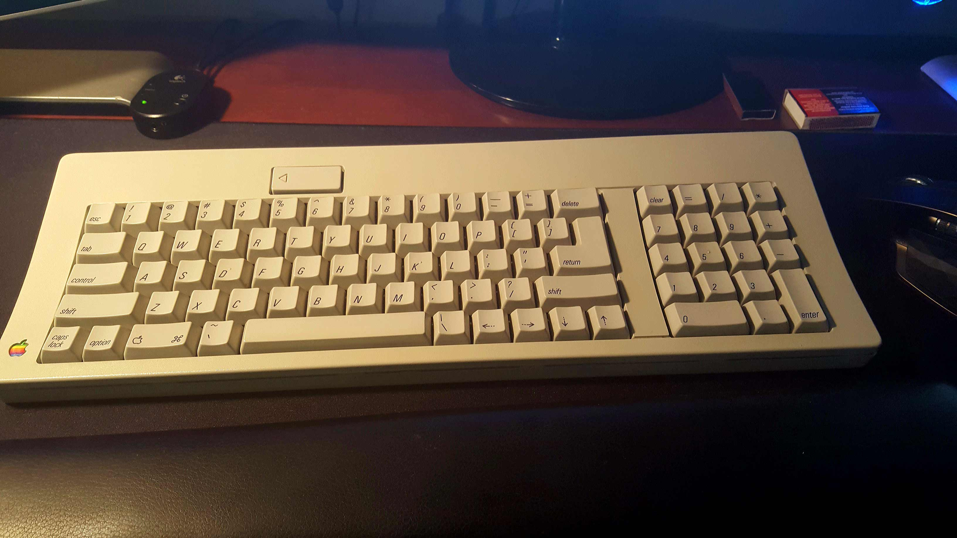 Apple_Standard_Keyboard_01.jpg