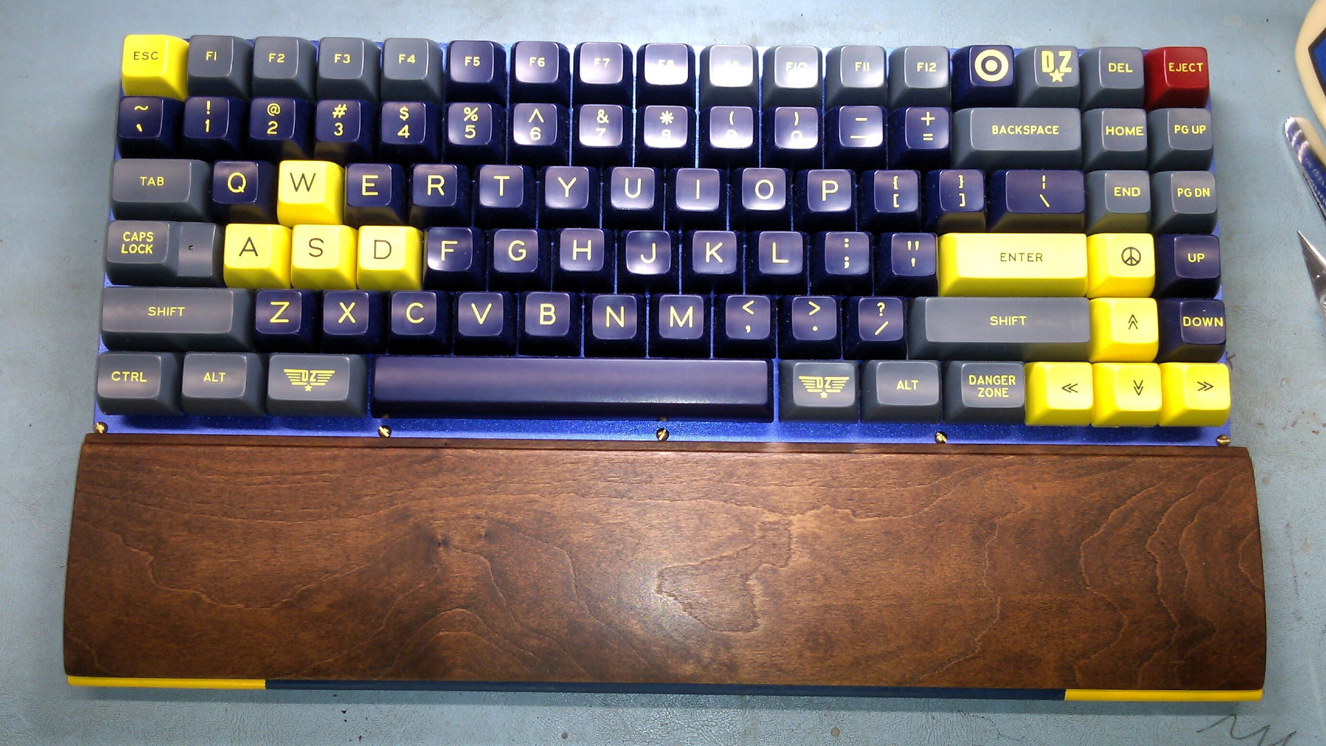 Keyboard75+1_Keyboard_WristRestTop.jpg