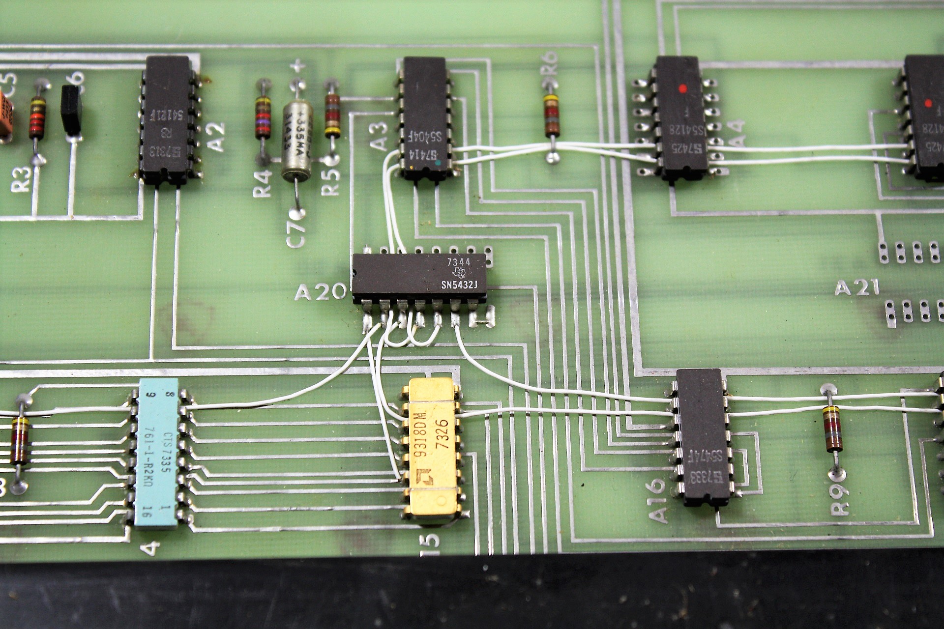 Bendix keyboard - components on keyboard PCB from 1973 - 1974