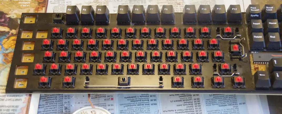 Steelkeys 6G modding from partly reds to blacks, one original switch seen.