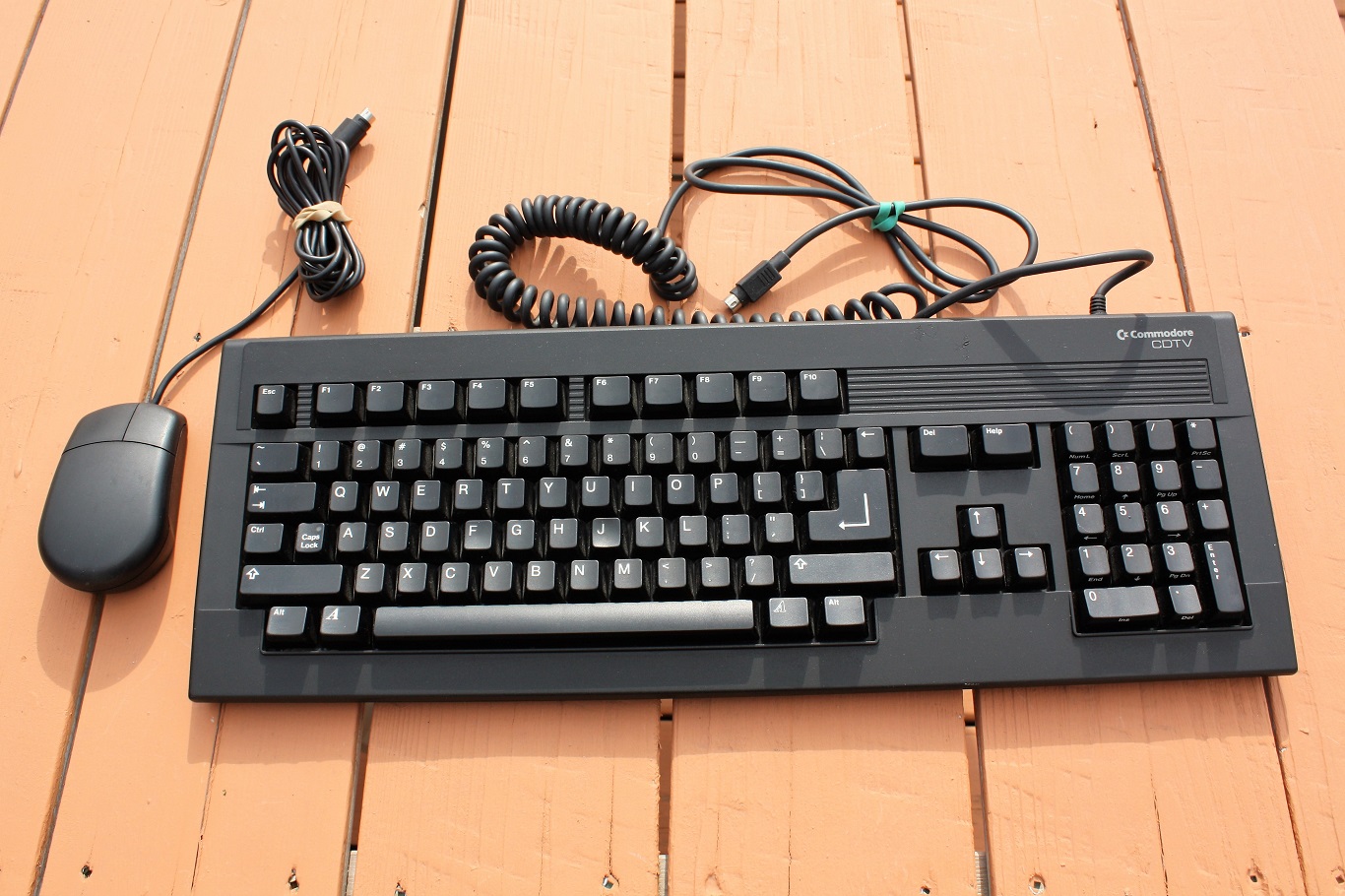 Commodore CDTV keyboard and mouse.JPG