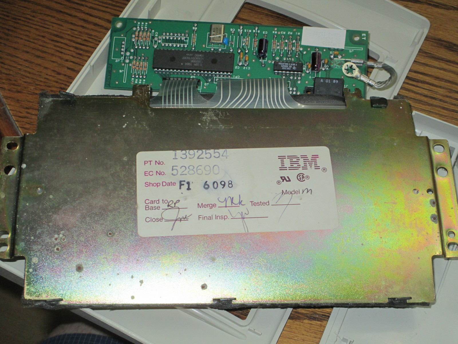 IBM Modem M 4704-Model-100-like, panel's backside. Oh, moderately shiny!