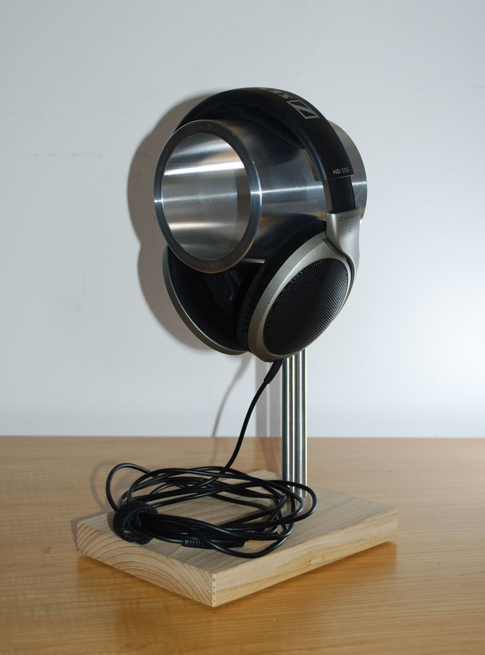 Headphone stand with Sennheiser HD555