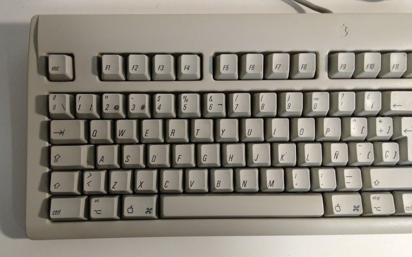 Detalle del teclado Apple M2980 para el idioma español.