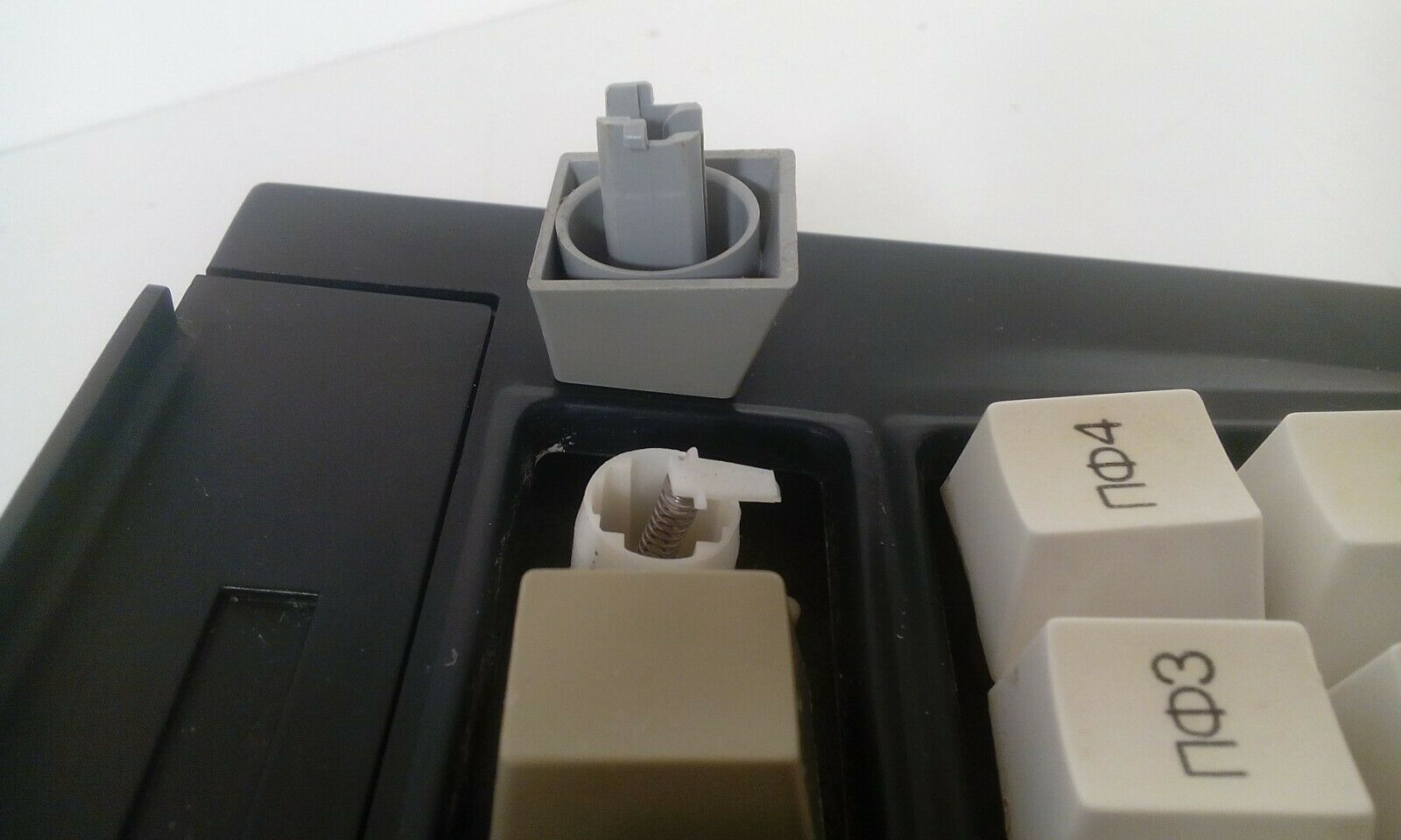 Similar keycap mount and spring.