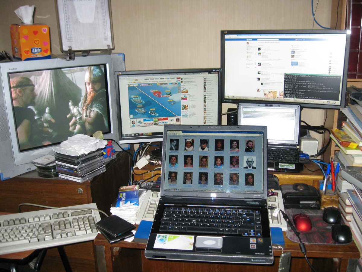 23 October 2011: cluttered battlestation.