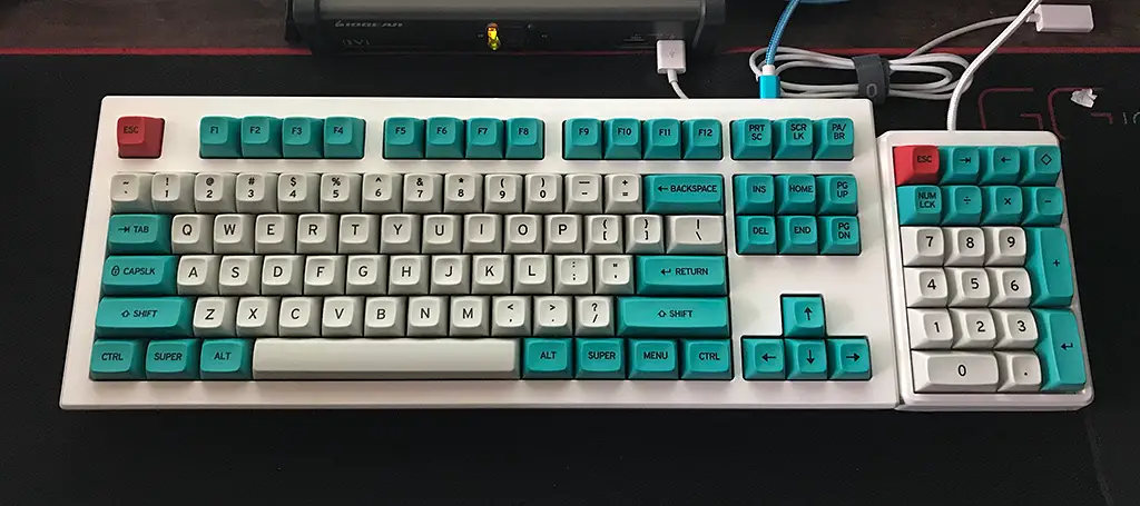 NovaTouch in Norbauer case w/ /dev/tty keycaps