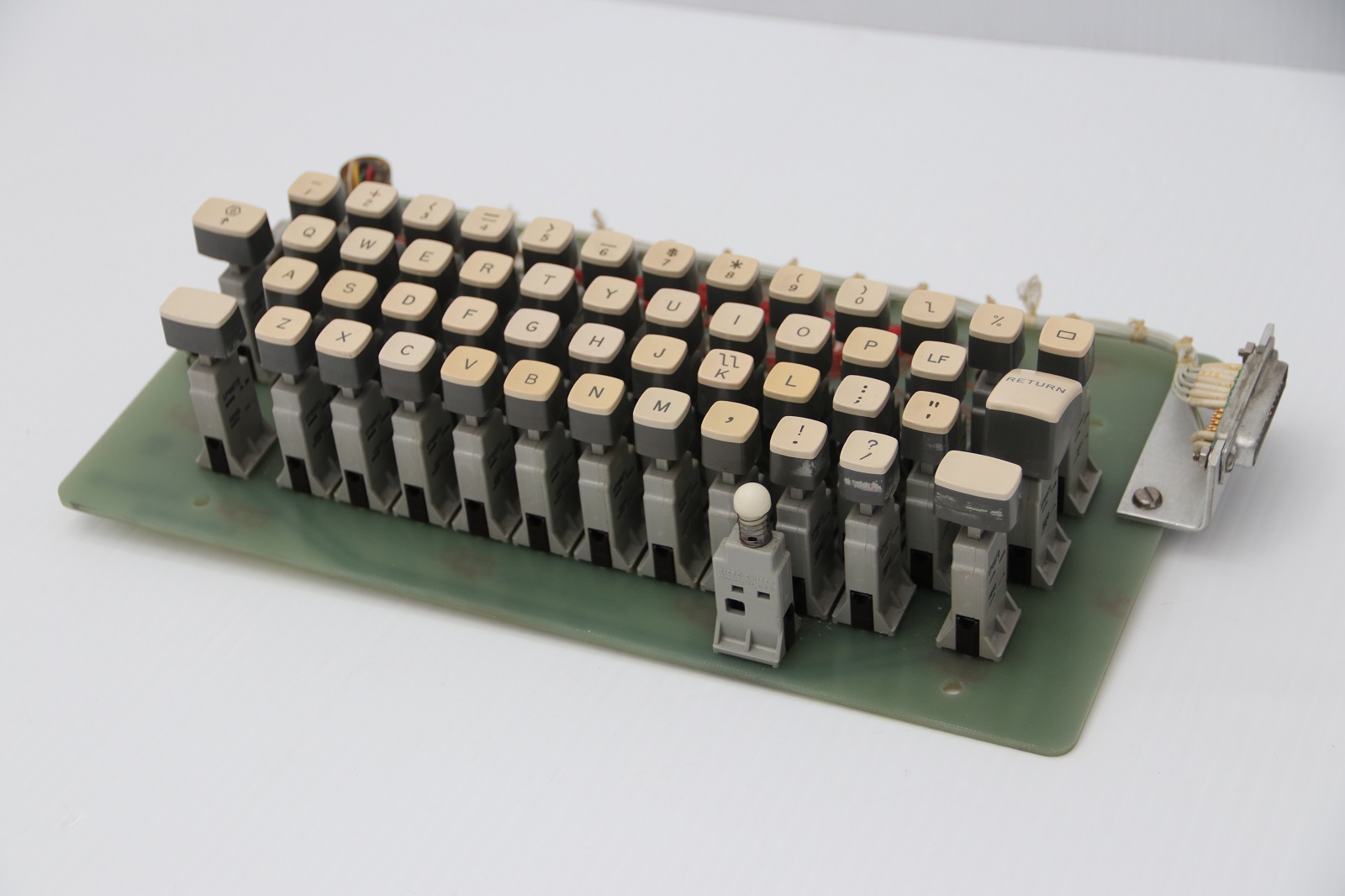 Univac keyboard - mechanism profile.JPG