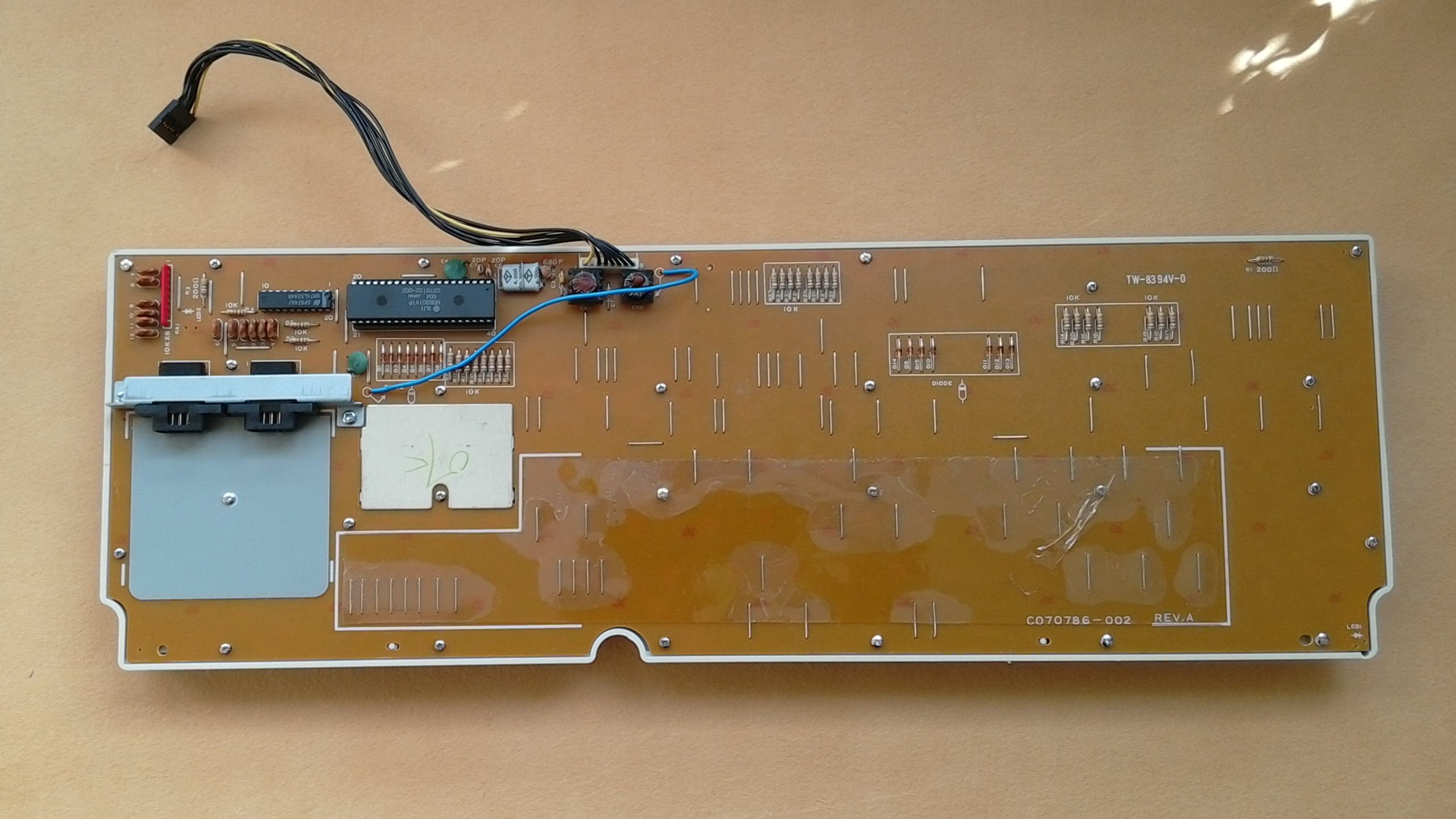 https://deskthority.net/wiki/images/9/93/Atari_ste-keyboard_back.jpg