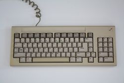 Amiga 1000 Mitsumi keyboard top.jpg